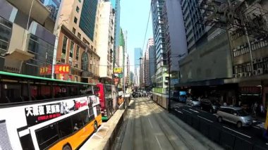 Hong Kong, Çin street tarafından geçen çift güverteli tramvay upped güverteden görüntülemek.