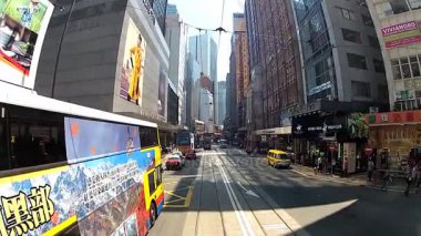 Hong Kong, Çin street tarafından geçen çift güverteli tramvay upped güverteden görüntülemek.