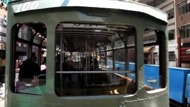 Nézd a felső fedélzetről a kétszintes villamos elhaladó a street, Hong Kong, Kína. — Stock videók