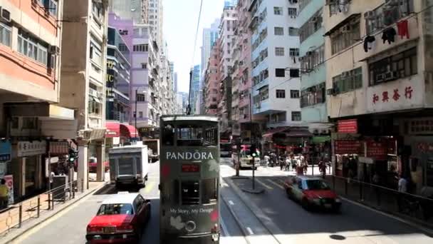 Vue depuis le pont supérieur du tramway à deux étages passant par la rue de Hong Kong, en Chine . — Video