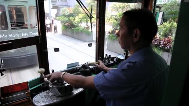 El hombre conduce el tranvía vintage de dos pisos en Hong Kong, China . — Vídeo de stock