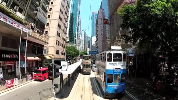 Pohled z zvýšil paluby double deck tramvaj kolemjdoucí na ulici Hong Kong, Čína. — Stock video