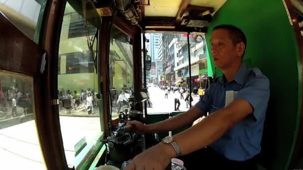 Człowiek dyski rocznika tramwajowego dwupokładowych w Hongkong, Chiny. — Wideo stockowe