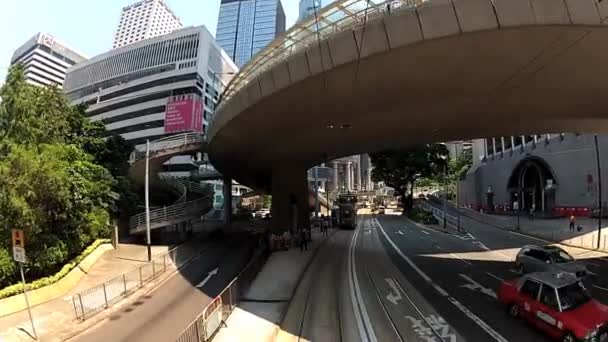Vista desde la cubierta superior del tranvía de dos pisos que pasa por la calle de Hong Kong, China . — Vídeos de Stock