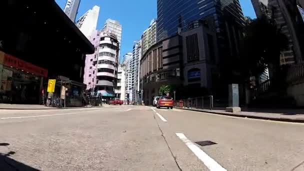 Vue sur les rues de la ville depuis la voiture qui conduit à Hong Kong, en Chine . — Video