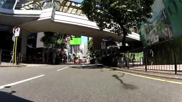 Vue sur les rues de la ville depuis la voiture qui conduit à Hong Kong, en Chine . — Video