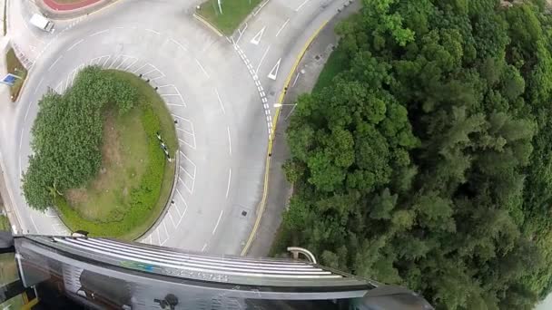 Pohled dolů z Ngong Ping 360 Lanovka kabiny v Lantau island, Hongkong. — Stock video
