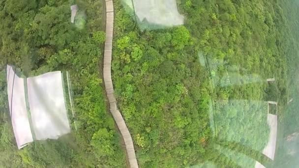 Ilha de LANTAU, HONG KONG - 15 de setembro de 2012: Vista para baixo através do piso de vidro da cabine do teleférico Ngong Ping 360 na ilha de Lantau, Hong Kong . — Vídeo de Stock