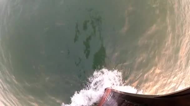 Blick auf das Wasser und den vorderen Teil des Aqua Luna traditionellen chinesischen Holzbootes im Viktoria Hafen in Hongkong, China. — Stockvideo