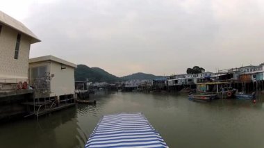 Hong Kong, Çin için turist tekneden Tai O geleneksel balıkçı köyü görüntülemek.