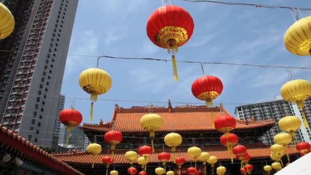 As pessoas rezam no templo Wong Tai Sin em Hong Kong, China . — Vídeo de Stock