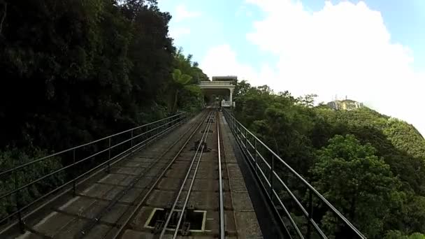 Vista desde la cabina del tranvía Peak que sube a la colina Victoria en Hong Kong, China . — Vídeo de stock