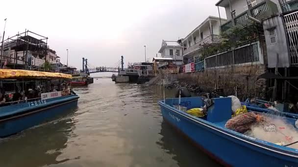 从旅游船在香港，中国对澳传统渔民新村查看. — 图库视频影像