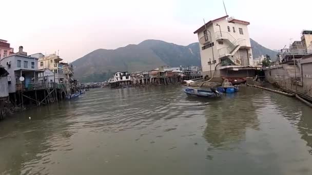 从旅游船在香港，中国对澳传统渔民新村查看. — 图库视频影像