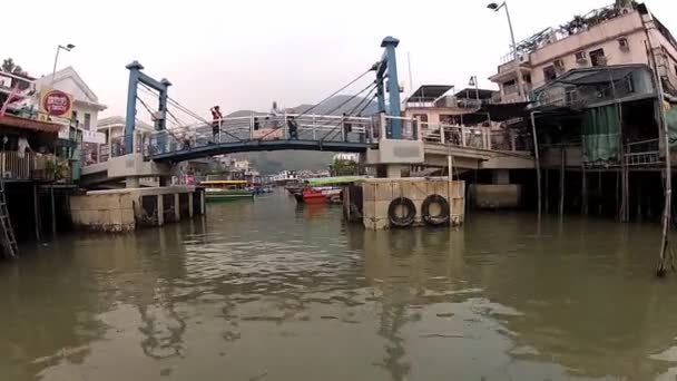 Blick auf das traditionelle Fischerdorf Tai o vom Touristenboot in Hongkong, China. — Stockvideo
