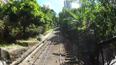 Victoria hill Hong Kong, Çin'e kadar tırmanma Peak tramvay kabin üzerinden görüntülemek.