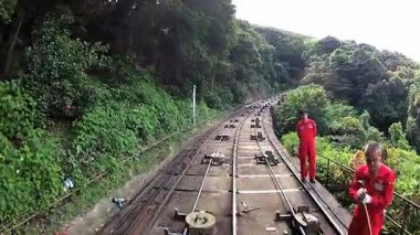 Victoria hill Hong Kong, Çin'e kadar tırmanma Peak tramvay kabin üzerinden görüntülemek.