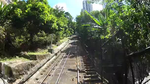 Widok z kabiny tramwaju szczyt wspinaczka do Victoria hill w Hongkong, Chiny. — Wideo stockowe