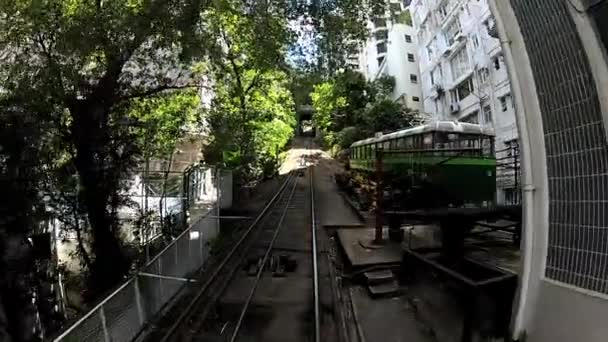查看从爬上在中国香港维多利亚山山顶缆车的小屋. — 图库视频影像