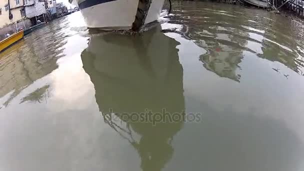 Vista do barco de cruzeiro em Tai O tradicional vila de pescadores em Hong Kong, China . — Vídeo de Stock