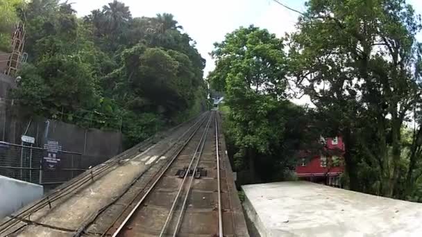 Vista dalla cabina del tram Peak che sale fino alla collina Victoria a Hong Kong, Cina . — Video Stock