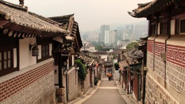 İnsanlar tarafından geleneksel Kore Bukchon Hanok köy Seul, Kore street yürüyüş.