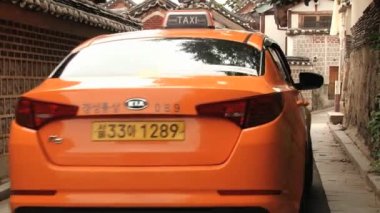  Geleneksel Kore Bukchon Hanok köy Seul, Kore street tarafından taksi yolcu.