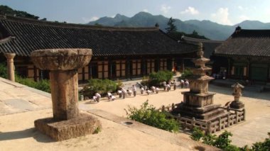 Haeinsa Budist tapınağı Haeinsa, Kore hacılar yaklaşım.