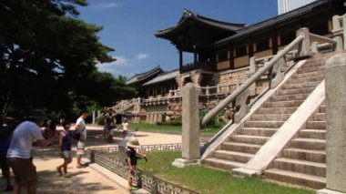 Turist Gueongju, Kore Bulguksa tapınağı ziyaret.