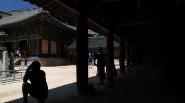 Gyeongju, Kore Bulguksa Tapınağı Dabotap taş pagoda turist ziyaret. 
