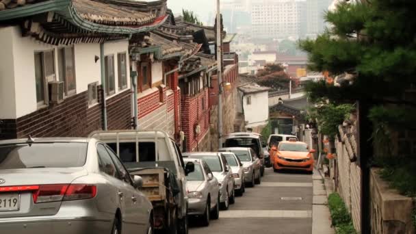 Vista sulle auto parcheggiate nella strada del tradizionale villaggio coreano Bukchon Hanok a Seoul, Corea . — Video Stock