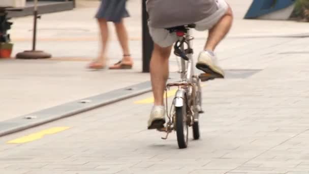 Mężczyzna jedzie rower składany przy ulicy Gangnam w Seul, Korea. — Wideo stockowe