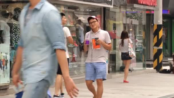 아시아 관광 서울에서 강남 거리에 의해 산책. — 비디오