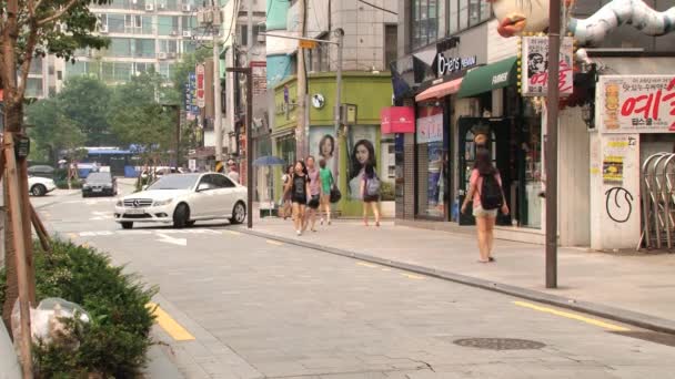 Mensen lopen door de straat in de wijk Gangnam in Seoul, Korea. — Stockvideo