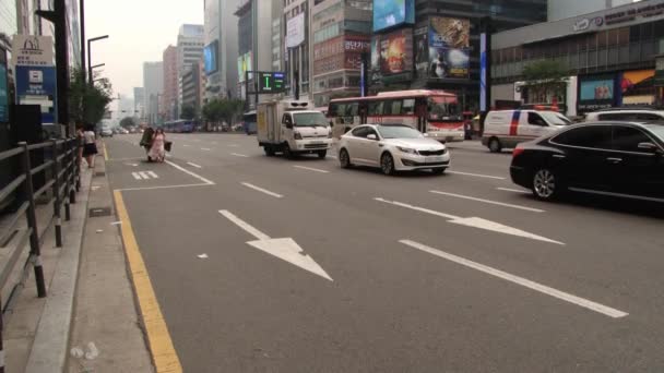 视图在街边在韩国首尔江南区道路交通. — 图库视频影像