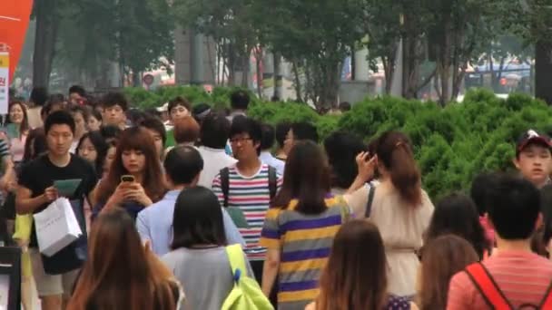 人们走过街道在韩国首尔江南区. — 图库视频影像