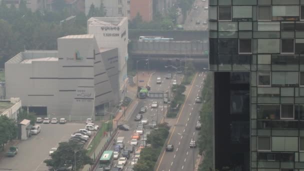 Pohled shora na provoz na ulici a moderní budovy, čtvrti Gangnam v Soulu, Korea. — Stock video