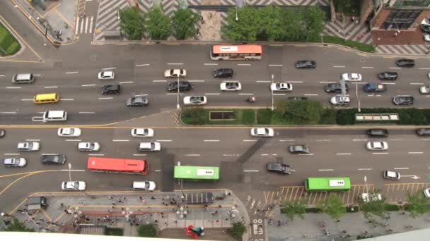 查看从上面的交通情况在韩国首尔江南区的街道. — 图库视频影像
