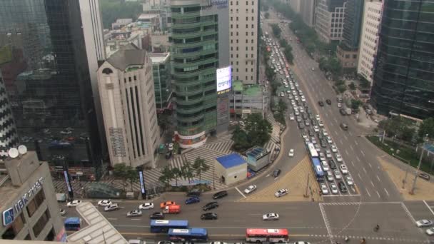 Δείτε από ψηλά την κίνηση στα δρόμου και σύγχρονα κτίρια στην περιοχή Gangnam στην Σεούλ, Κορέα. — Αρχείο Βίντεο
