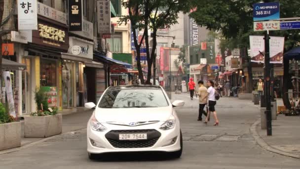 Ludzie chodzą przez ulicy Insadong w Seul, Korea. — Wideo stockowe