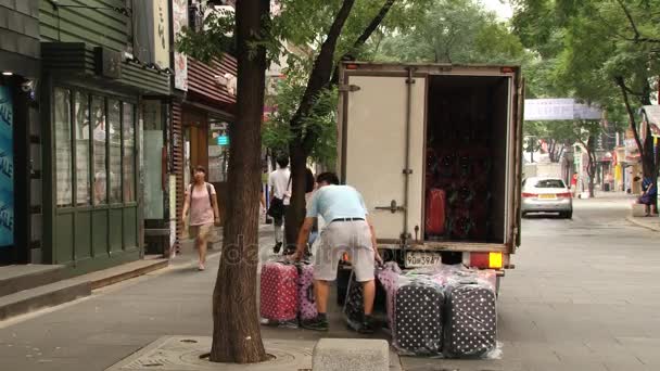 Människor går genom Insadon gatan i Seoul, Korea. — Stockvideo