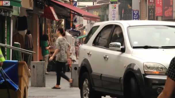 La gente camina por la calle Insadong en Seúl, Corea . — Vídeo de stock