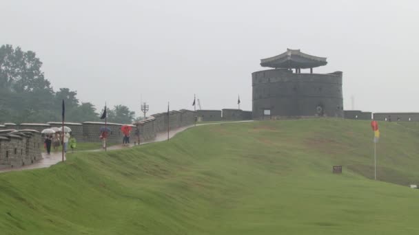 İnsanlar Hwaseong kale Suwon, Kore ziyaret edin. Hwaseong kale Unesco Dünya Mirası Sit Alanı ilan. — Stok video