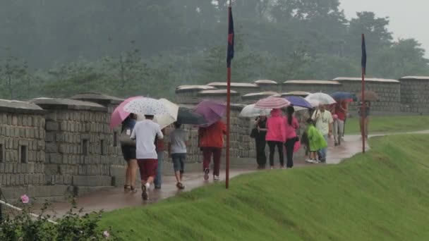 Mensen bezoeken Hwaseong vesting in Suwon, Zuid-Korea. Hwaseong vesting wordt verklaard Unesco World Heritage site. — Stockvideo