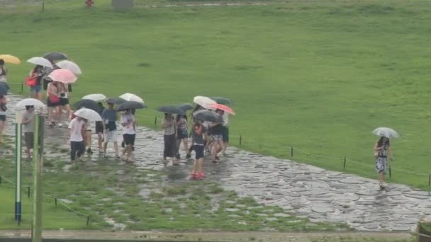 Toeristen bezoeken Hwaseong vesting in regenachtig weer in Suwon, Zuid-Korea. — Stockvideo