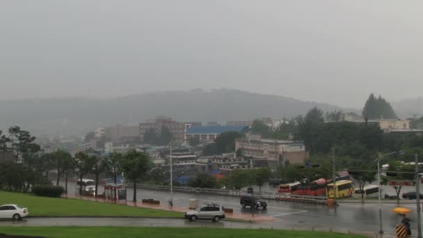 Blick auf die Straße bei regnerischem Wetter von der Festung Hwaseong in Suwon, Korea. — Stockvideo