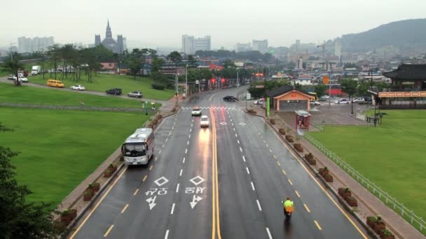 Autos passieren die Straße bei regnerischem Wetter in Suwon, Korea. — Stockvideo