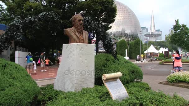 Buitenkant van de buste van Charles Darwin op de Taejon Expo in Daejeon, Zuid-Korea. — Stockvideo