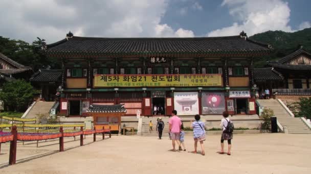 Les gens visitent le temple Haeinsa à Haeinsa, Corée . — Video