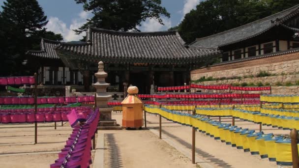 Pohled do dekorace barevné lucerny v chrámu Haeinsa v Haeinsa, v Koreji. — Stock video